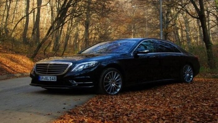 Mercedes Benz S-Class- पेट्रोल आणि डिझेलचा पर्याय असलेली ही शानदार कार रतन टाटा यांना आवडते. 
