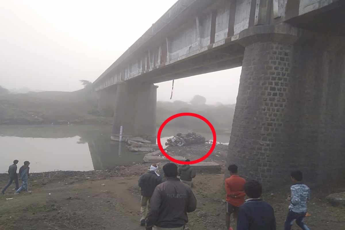 मृत्यूचा सापळा! 100 फूट उंच पूलावरून कोसळला ट्रक, चालक जागेवर ठार