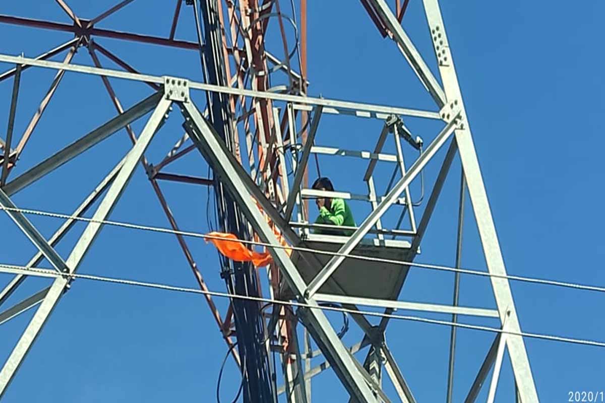 मराठा आरक्षणावरील स्थगिती उठवा.. असं म्हणत पठ्ठा थेट चढला टॉवरवर, पाहा VIDEO