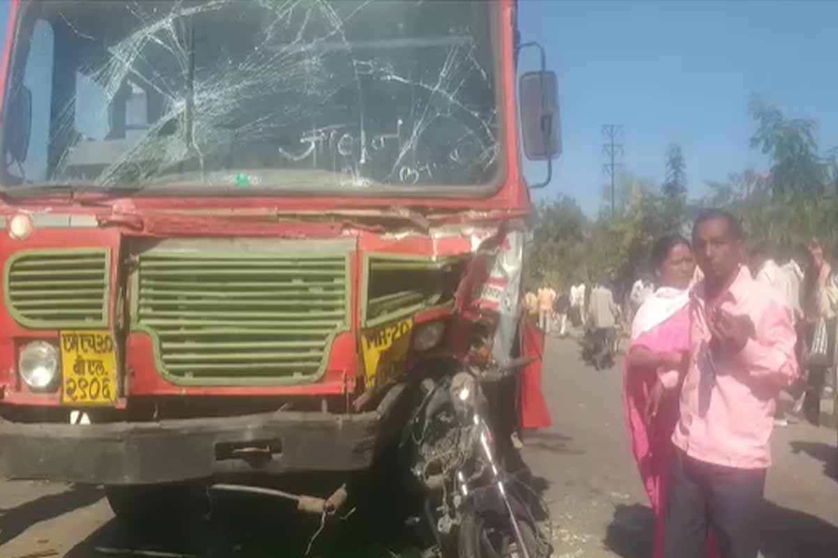 भरधाव बसनं सिग्नलवर उभ्या असलेल्या दुचाकीस्वाराला चिरडलं, तरुण जागेवरच ठार