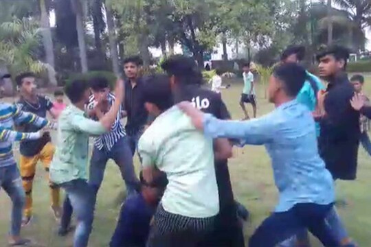औरंगाबादेत तणाव! तरुणीवरून झालेल्या वादातून दोन गटात फ्री स्टाईल, VIDEO आला समोर