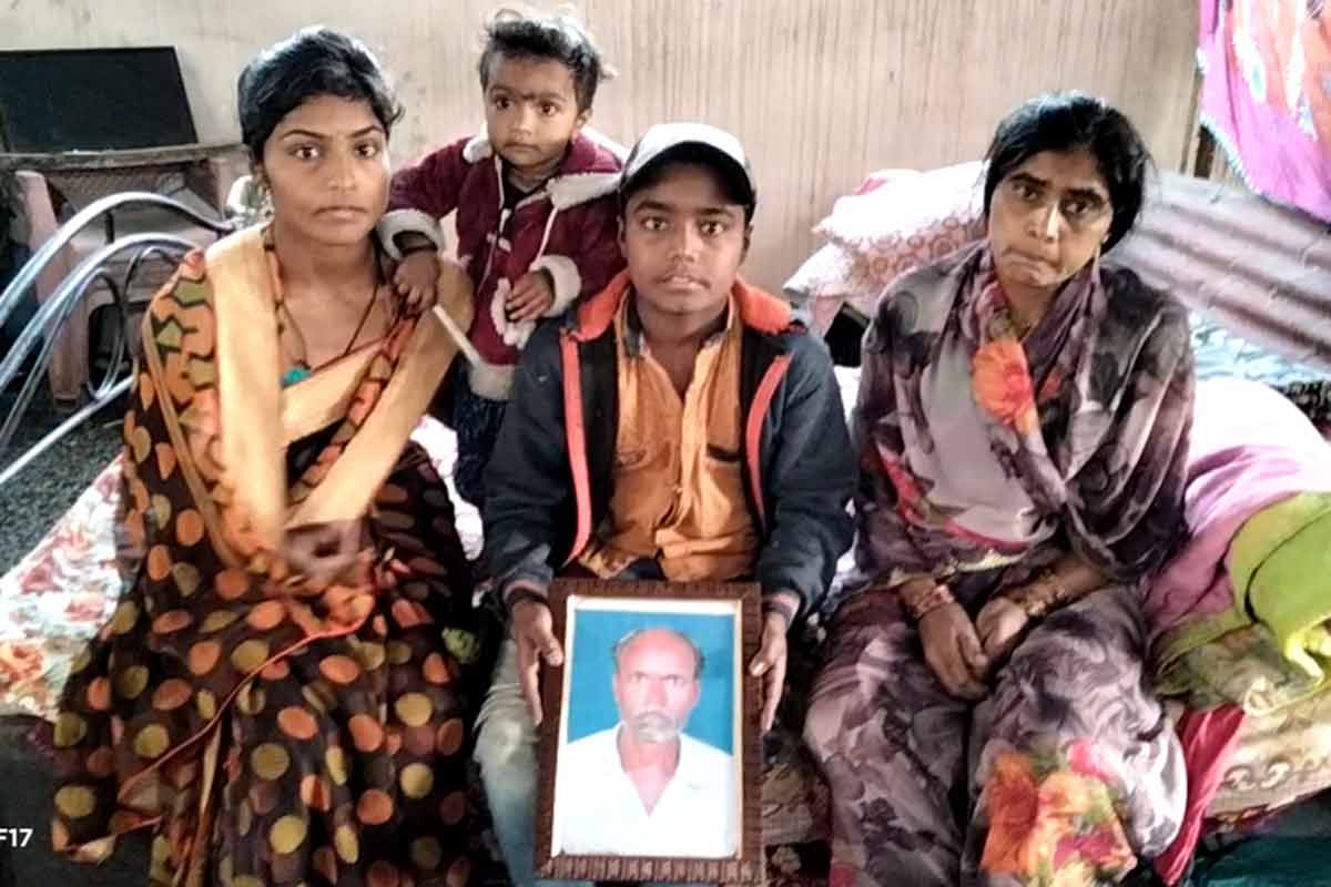 जमिनीच्या मोबदल्यासाठी पतीनं केलं होतं आत्मदहन, आता पत्नीनं दिला सरकारला इशारा