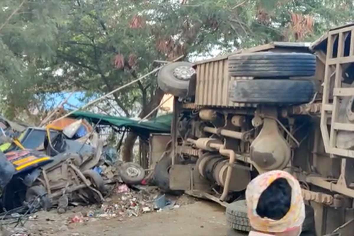 मजूर घेऊन जाणाऱ्या खासगी बसला भीषण अपघात, मॉर्निग वाक करणाऱ्या व्यक्तीचा चेंदामेंदा