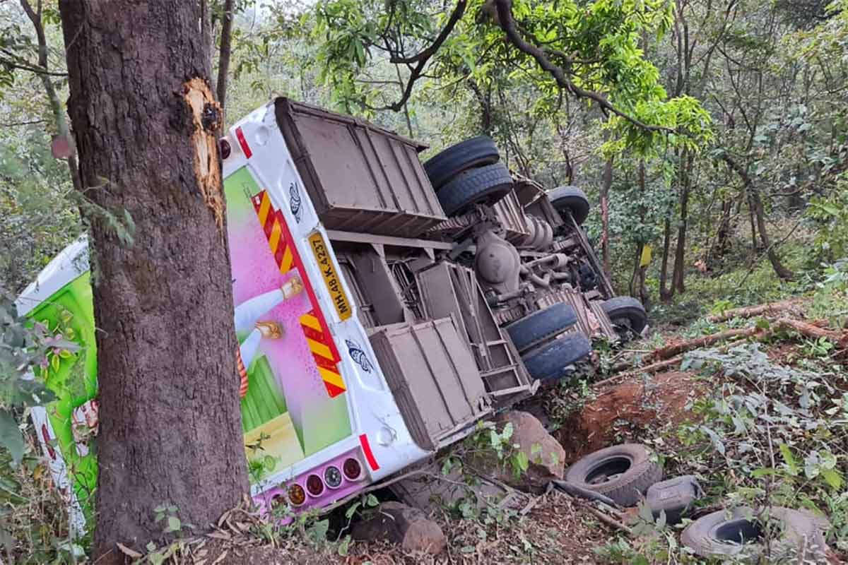 कशेडी घाटात बस 50 फूट खोल दरीत कोसळली, एक ठार, 32 प्रवासी जखमी