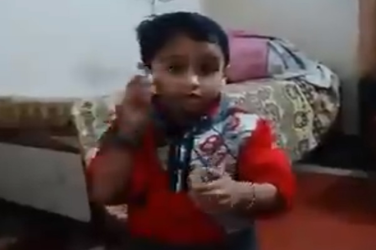 काय म्हणावं या चिमुरड्याला; पालकांवर संतापला आणि थेट पोलिसांनाच फोन लावला; VIDEO VIRAL