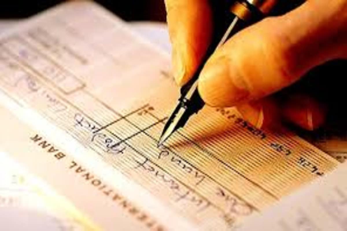 1. चेकसाठी पॉझिटिव्ह पे सिस्टिम- रिझर्व्ह बँक ऑफ इंडियाने (Reserve Bank of India -RBI) 1 जानेवारी 2021 पासून चेकच्या माध्यमातून पॉझिटिव्ह पे सिस्टिम (Positive Pay system) सुरू करण्याचा निर्णय घेतला आहे. RBI ने हा निर्णय चेक पेमेंटमधील फ्रॉड रोखण्यासाठी घेतला आहे. हा नवीन नियम लागू झाल्यानंतर 50,000 आणि त्यापेक्षा अधिक रक्कम चेकच्या माध्यमातून पेमेंट करण्यासाठी पॉझिटिव्ह पे प्रणाली लागू होईल. यामध्ये चेक जारी करणाऱ्याच्या माहितीची दुसऱ्यांदा पुष्टी केली जाईल. चेक देणाऱ्याला चेक नंबर, चेक डेट, कुणाला पेमेंट केलं आहे त्याचा खाते क्रमांक, रक्कम इ. माहिती द्यावी लागेल. 1. चेकसाठी पॉझिटिव्ह पे सिस्टिम- रिझर्व्ह बँक ऑफ इंडियाने (Reserve Bank of India -RBI) 1 जानेवारी 2021 पासून चेकच्या माध्यमातून पॉझिटिव्ह पे सिस्टिम (Positive Pay system) सुरू करण्याचा निर्णय घेतला आहे. RBI ने हा निर्णय चेक पेमेंटमधील फ्रॉड रोखण्यासाठी घेतला आहे. हा नवीन नियम लागू झाल्यानंतर 50,000 आणि त्यापेक्षा अधिक रक्कम चेकच्या माध्यमातून पेमेंट करण्यासाठी पॉझिटिव्ह पे प्रणाली लागू होईल. यामध्ये चेक जारी करणाऱ्याच्या माहितीची दुसऱ्यांदा पुष्टी केली जाईल. चेक देणाऱ्याला चेक नंबर, चेक डेट, कुणाला पेमेंट केलं आहे त्याचा खाते क्रमांक, रक्कम इ. माहिती द्यावी लागेल.