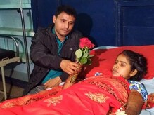तुझ्यासाठी कायपण! लग्नाआधी तिचं हाड मोडलं, त्यानं स्ट्रेचरवरच केलं लग्न तुझ्यासाठी कायपण! लग्नाआधी तिचं हाड मोडलं, त्यानं स्ट्रेचरवरच केलं लग्न