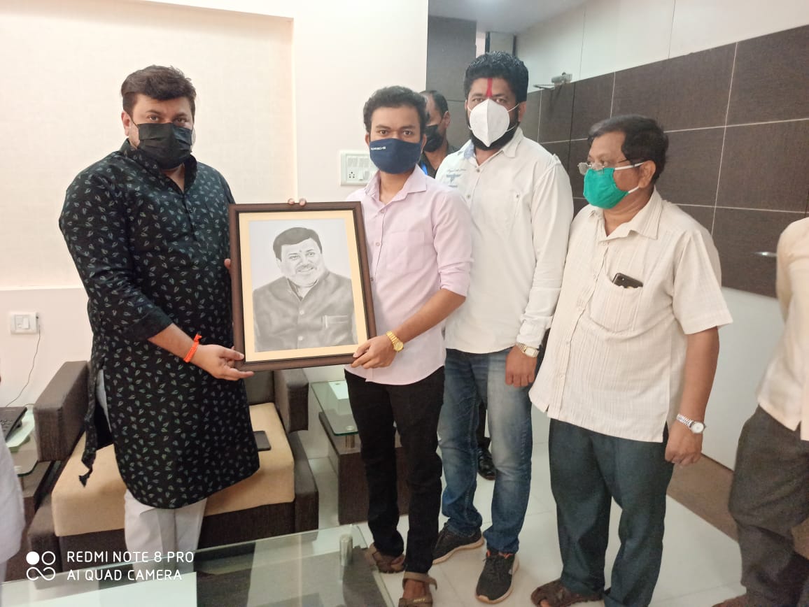 नितिशने अलिकडेच महाराष्ट्राचे उच्च व तंत्र शिक्षणमंत्री उदय सामंत यांना त्यांचं स्केच काढून भेट दिलं आहे. त्यावेळी उदय सामंतांनी नितिशच्या पेन्सिल आर्टचे कौतुक केलं होतं. नितिशने अलिकडेच महाराष्ट्राचे उच्च व तंत्र शिक्षणमंत्री उदय सामंत यांना त्यांचं स्केच काढून भेट दिलं आहे. त्यावेळी उदय सामंतांनी नितिशच्या पेन्सिल आर्टचे कौतुक केलं होतं.