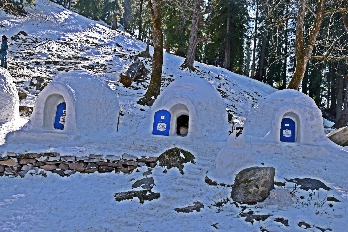 अंटार्टिकामध्ये राहण्यासाठी इग्लू (Igloo) ही बर्फाची घरं असतात, हे आपण शाळेच्या पुस्तकात वाचलं असेल, पण पर्यटनासाठी देखील या बर्फाच्या घराचा वापर होताना दिसून येतो. भारतात मनालीमध्ये(Manali) अशा इग्लूत राहायचा अनुभव मिळू शकतो. अंटार्टिकामध्ये राहण्यासाठी इग्लू (Igloo) ही बर्फाची घरं असतात, हे आपण शाळेच्या पुस्तकात वाचलं असेल, पण पर्यटनासाठी देखील या बर्फाच्या घराचा वापर होताना दिसून येतो. भारतात मनालीमध्ये(Manali) अशा इग्लूत राहायचा अनुभव मिळू शकतो.