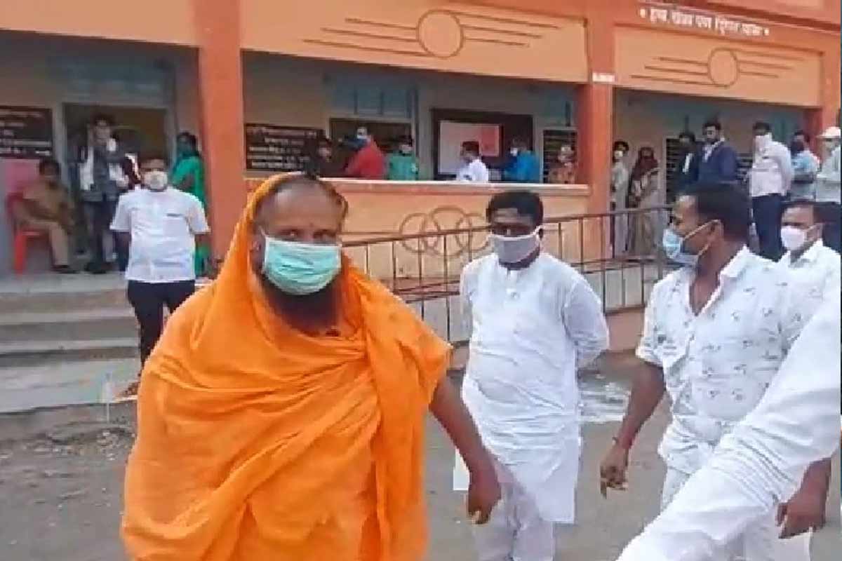 भाजप खासदार जय सिद्धेश्वर स्वामी यांचेविरुद्ध पंढरपूरात गुन्हा, ठेवला 'हा' ठपका