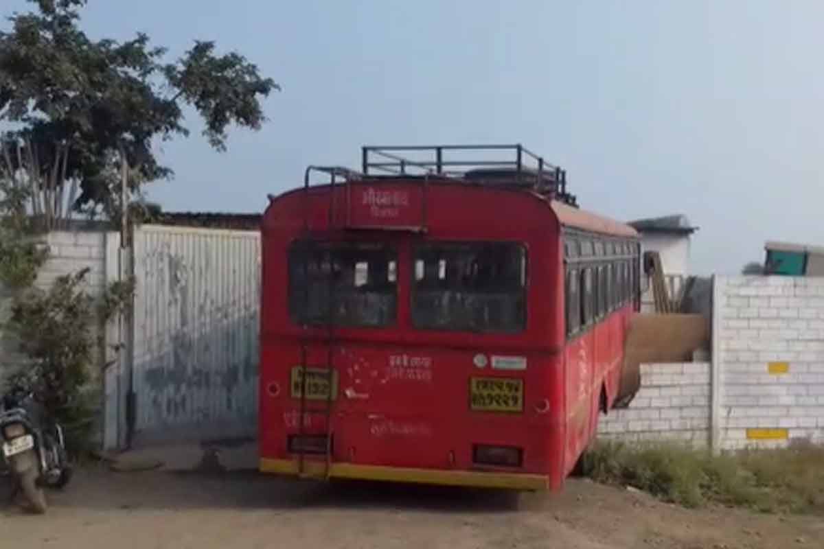 बापरे! स्पीडमध्ये होती एसटी बस, अचानक ब्रेक फेल झाले अन्... पाहा VIDEO