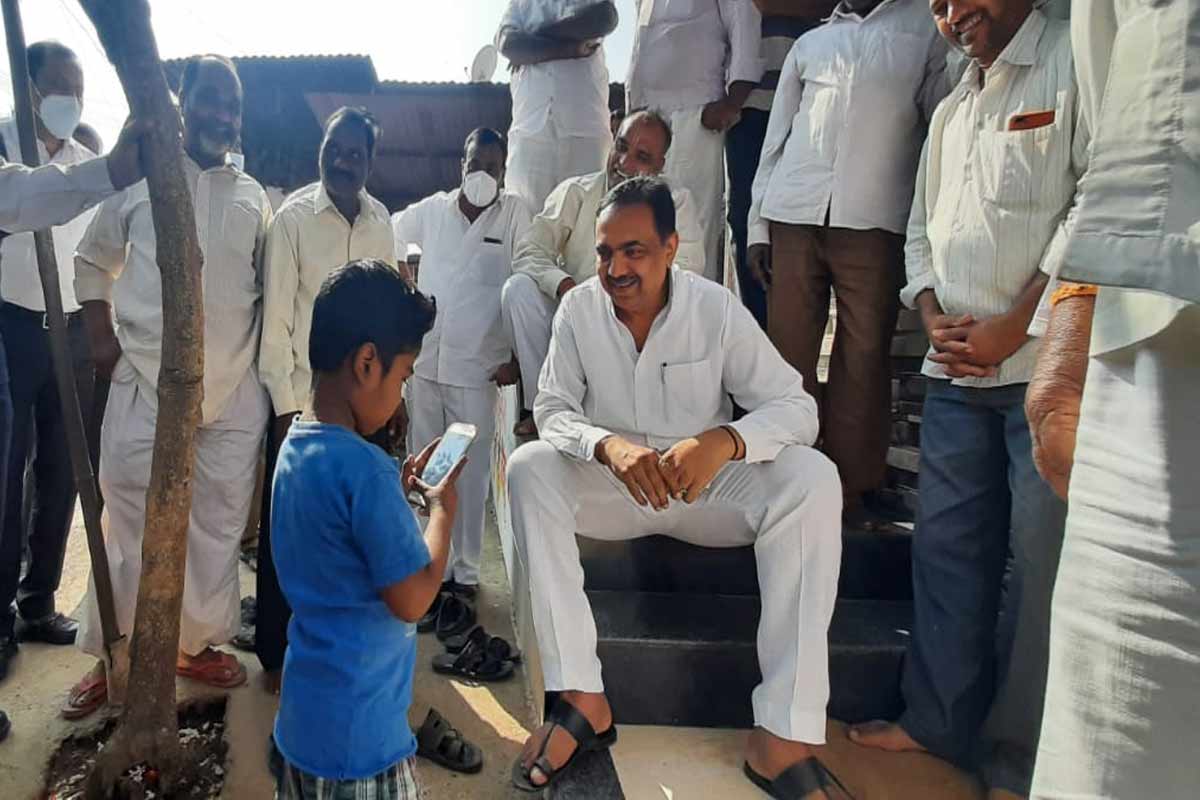हा किस्सा सांगली जिल्ह्यातील वाळवा तालुक्यातील वाळवा येथील नवेखेड येथे दौर्यावर असताना घडला. यावेळी लहानग्या मुलगा कुतुहलाचा विषय ठरला. हा किस्सा सांगली जिल्ह्यातील वाळवा तालुक्यातील वाळवा येथील नवेखेड येथे दौर्यावर असताना घडला. यावेळी लहानग्या मुलगा कुतुहलाचा विषय ठरला.