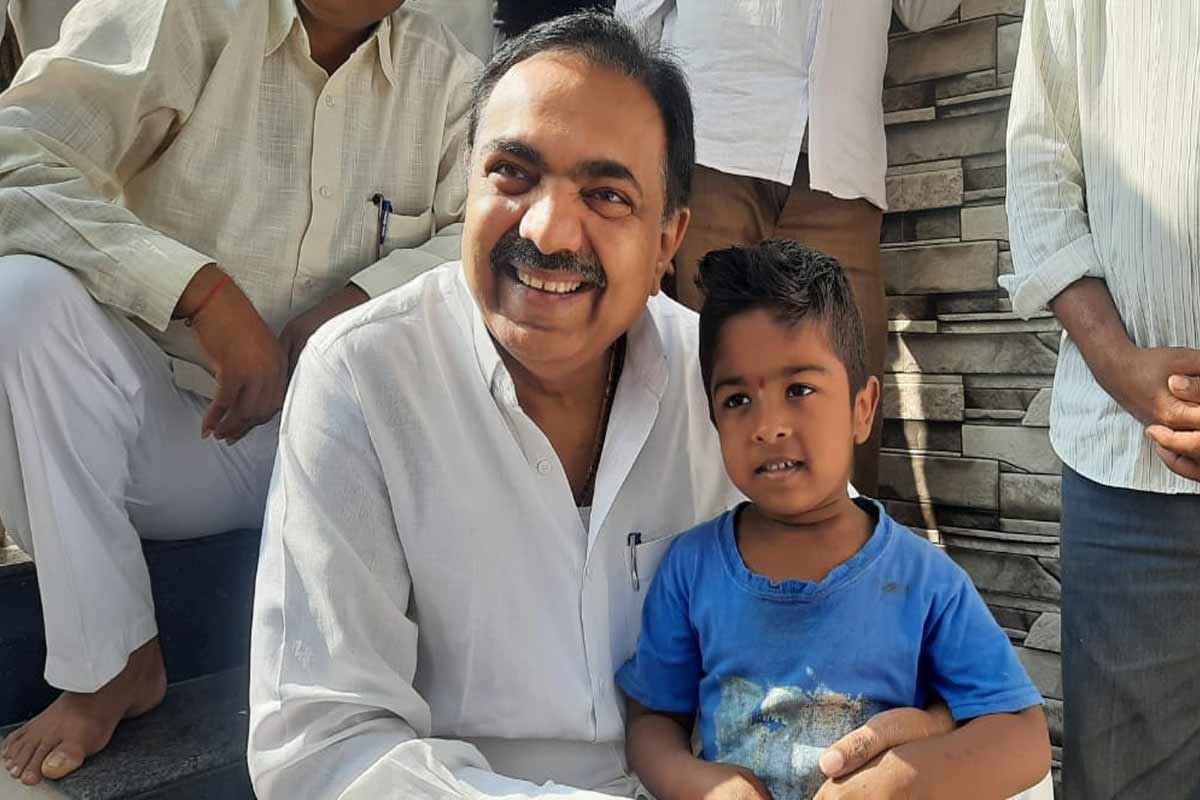 सांगलीच्या वाळवा तालुक्यातील नवेखेड येथे मंत्री जयंत पाटील यांचा दौरा होता. यावेळी 6 वर्षाचा रुद्र सागर जंगम या लहानग्यानं राज्याचे जयंत पाटील यांचा फोटो मोबाईलमध्ये काढण्याचा आग्रह धरला आणि लहानग्याचा हट्ट पुरवण्यासाठी जयंत पाटील यांनीही लगेच पोझ दिली. सांगलीच्या वाळवा तालुक्यातील नवेखेड येथे मंत्री जयंत पाटील यांचा दौरा होता. यावेळी 6 वर्षाचा रुद्र सागर जंगम या लहानग्यानं राज्याचे जयंत पाटील यांचा फोटो मोबाईलमध्ये काढण्याचा आग्रह धरला आणि लहानग्याचा हट्ट पुरवण्यासाठी जयंत पाटील यांनीही लगेच पोझ दिली.