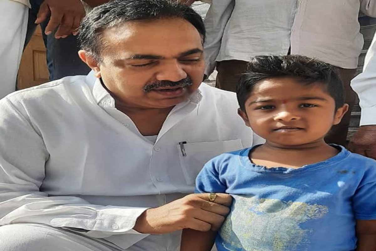 'मला तुमचा फोटो काढायचाय...' असं वाक्य एका लहानग्याचं कानी पडताच राष्ट्रवादी काँगेसचे प्रदेशाध्य आणि जलसंपदा मंत्री जयंत पाटील यांनी तात्काळ पोझ दिली आणि 'नीट काढलास ना रे फोटो' असं म्हणून त्याचे कौतुक करत त्याच्या या धाडसाला शाबासकीही दिली. 'मला तुमचा फोटो काढायचाय...' असं वाक्य एका लहानग्याचं कानी पडताच राष्ट्रवादी काँगेसचे प्रदेशाध्य आणि जलसंपदा मंत्री जयंत पाटील यांनी तात्काळ पोझ दिली आणि 'नीट काढलास ना रे फोटो' असं म्हणून त्याचे कौतुक करत त्याच्या या धाडसाला शाबासकीही दिली.