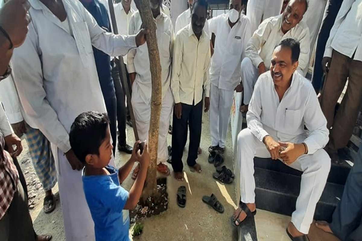 विशेष म्हणजे लहानग्यानं मंत्री जयंत पाटील यांचा काढलेला फोटो सध्या सांगलीत एक कौतुकाचा विषय ठरला आहे. विशेष म्हणजे लहानग्यानं मंत्री जयंत पाटील यांचा काढलेला फोटो सध्या सांगलीत एक कौतुकाचा विषय ठरला आहे.