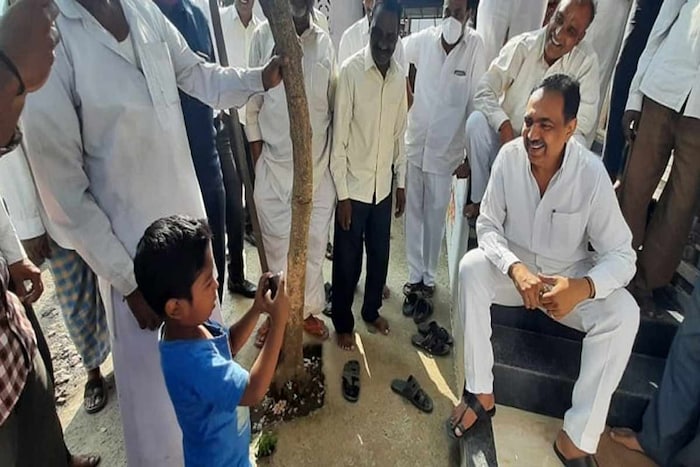 विशेष म्हणजे लहानग्यानं मंत्री जयंत पाटील यांचा काढलेला फोटो सध्या सांगलीत एक कौतुकाचा विषय ठरला आहे.  