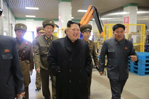 उत्तर कोरियाचे (North Korea) हुकूमशाह किम जोंग उन (Kim Jong Un) यांच्या सणकीपणाचे अनेक किस्से जगप्रसिद्ध आहेत. किम जोंगची सणकी वृत्ती त्यांच्या लष्करी अधिकाऱ्यांमध्ये देखील पूरेपूर भिनली आहे. 
