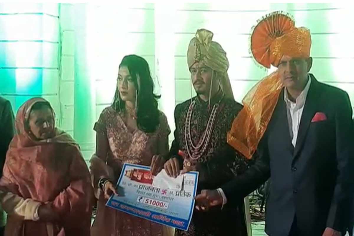 मानलं बुवा शिवसेना नेत्याला! लग्नात वायफळ खर्च टाळून सावरला गोरगरिबांचा संसार