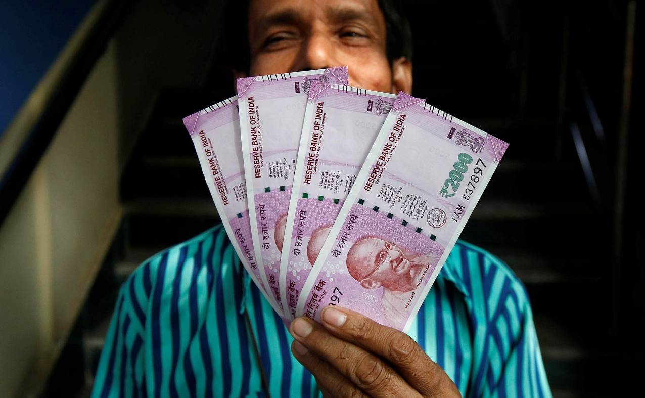 या नव्या नियमांमुळे कर्मचाऱ्यांची सॅलरी स्लीप, प्रोव्हिंडंट फंड, ग्रॅच्यूटी, कर्मचाऱ्यांच्या हातात येणारा पगार यामध्ये देखील बदल होईल. ग्रॅच्यूइटीची आणि पीएफची रक्कम वाढेल. या नव्या नियमांमुळे कर्मचाऱ्यांची सॅलरी स्लीप, प्रोव्हिंडंट फंड, ग्रॅच्यूटी, कर्मचाऱ्यांच्या हातात येणारा पगार यामध्ये देखील बदल होईल. ग्रॅच्यूइटीची आणि पीएफची रक्कम वाढेल.