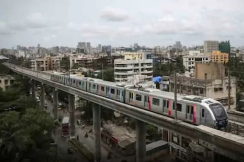 कांजूरमार्गमधील मेट्रो कारशेडचं काम तात्काळ थांबवण्याचे मुंबई उच्च न्यायालयाने MMRDA ला दिले आहे.  कारशेडच्या जागेची स्थिती जैसे थे ठेवण्याचे निर्देशही  न्यायालयाने दिले. 