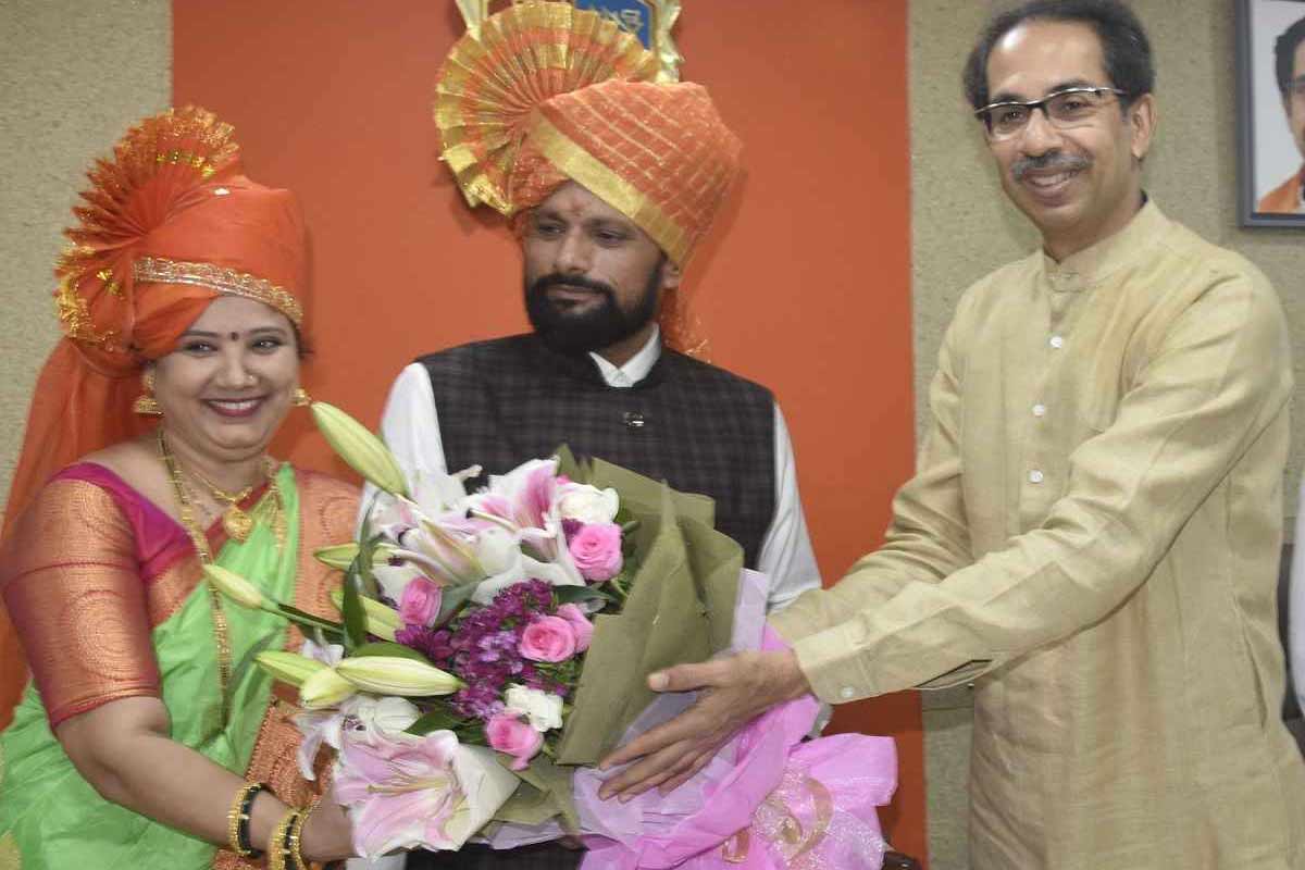 सामान्यांना नको आधी लोकप्रतिनिधींना द्या कोरोना लस, शिवसेना नेत्याची अजब मागणी