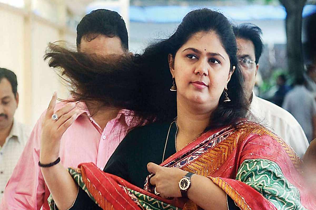 पंकजा मुंडे चेअरमन असलेल्या कारखान्यात मोठी चोरी, 38 लाखांचं साहित्य लंपास