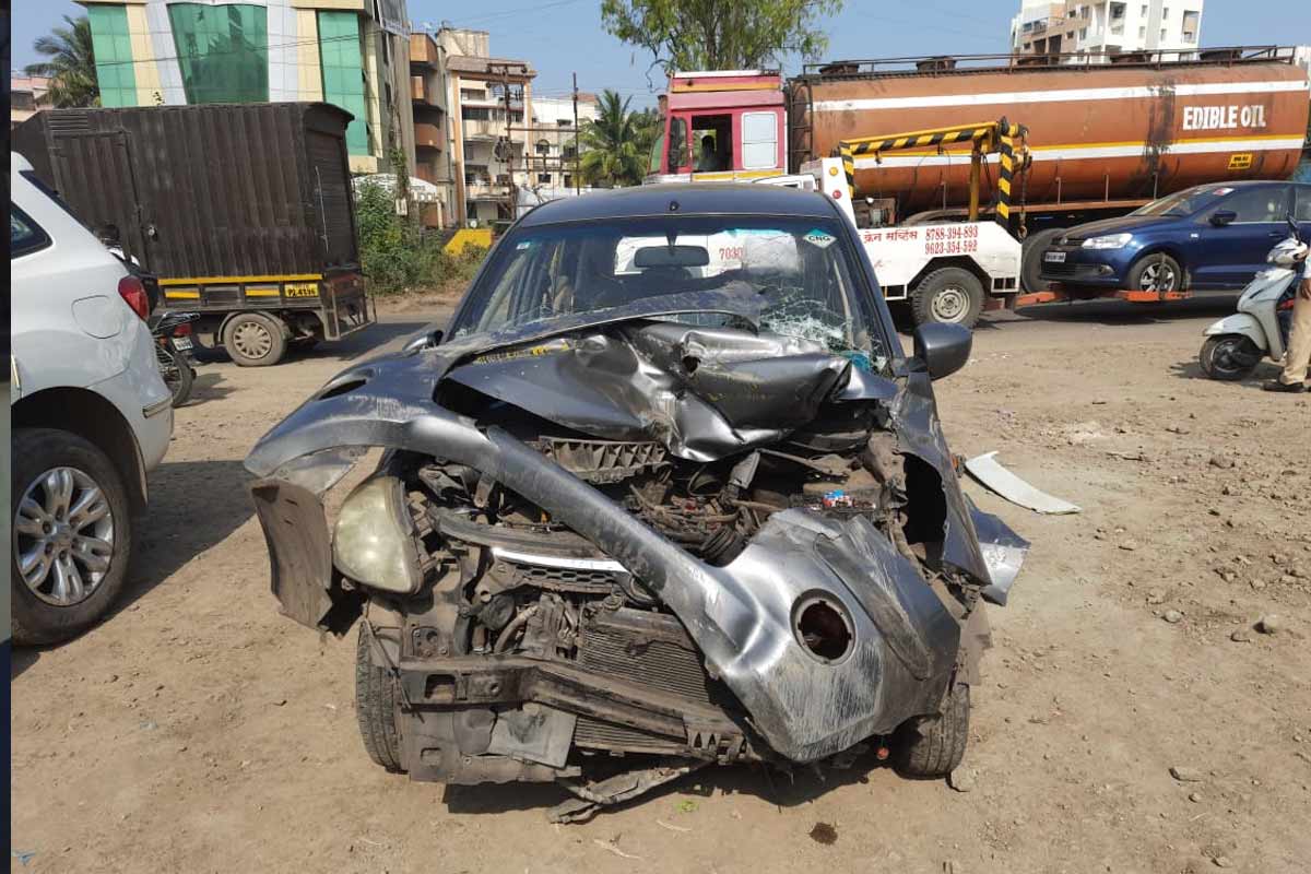 गेल्या ऑक्टोबर महिन्यात कात्रजकडून नवले पुलाकडे जाणाऱ्या रस्त्यावरून एका ट्रक चालकाचे नियंत्रण सुटलं होतं. गेल्या ऑक्टोबर महिन्यात कात्रजकडून नवले पुलाकडे जाणाऱ्या रस्त्यावरून एका ट्रक चालकाचे नियंत्रण सुटलं होतं.