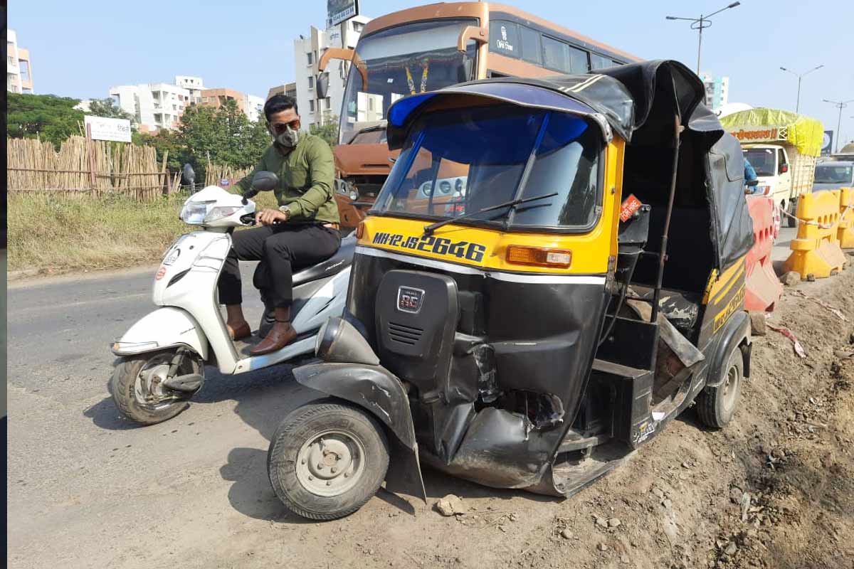 ट्रकनं पुढील आठ ते नऊ वाहनांना धडक दिली. ही धडक इतकी भयकंर होती की, वाहने अक्षरश: एकमेकांवर आदळली होती. ट्रकनं पुढील आठ ते नऊ वाहनांना धडक दिली. ही धडक इतकी भयकंर होती की, वाहने अक्षरश: एकमेकांवर आदळली होती.