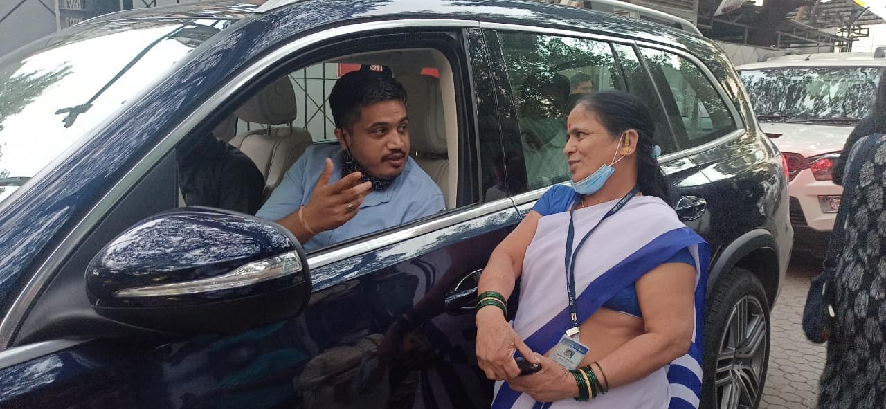आमदार रोहित पवार हे पुण्यातल्या एका हॉस्पिटलमध्ये काही कामानिमित्त गेले होते. आपलं काम झाल्यानंतर गाडीत बसून निघत असतानाच त्यांना त्या हॉस्पिटलमध्ये काम करणाऱ्या मावशींनी आवाज देऊन थांबवलं. आमदार रोहित पवार हे पुण्यातल्या एका हॉस्पिटलमध्ये काही कामानिमित्त गेले होते. आपलं काम झाल्यानंतर गाडीत बसून निघत असतानाच त्यांना त्या हॉस्पिटलमध्ये काम करणाऱ्या मावशींनी आवाज देऊन थांबवलं.