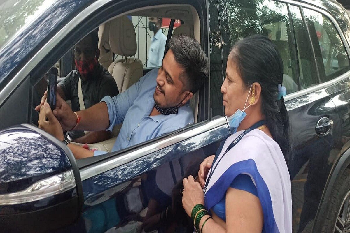 राष्ट्रवादीचे आमदार रोहित पवार हे सोशल मीडियावर कायम सक्रिय असतात. आमदार म्हणून केलेल्या कामाशिवाय ते सोशल मीडियावर आपले अनुभव आणि इतर अनेक गोष्टी मांडत असतात. त्यातून त्यांचा साधेपणाही अनेकदा दिसून येतो. पुण्यात एका हॉस्पिटलमध्ये आलेले असताना त्यांनी तिथे काम करणाऱ्या मावशींबरोबर काढलेला सेल्फी सध्या सोशल मीडियावर व्हायरस झाला आहे. उमेश मुळे यांनी आपल्या फेसबुकवर यासंदर्भात पोस्ट केली असून त्याचे फोटोही त्यांनी दिलेले आहेत. राष्ट्रवादीचे आमदार रोहित पवार हे सोशल मीडियावर कायम सक्रिय असतात. आमदार म्हणून केलेल्या कामाशिवाय ते सोशल मीडियावर आपले अनुभव आणि इतर अनेक गोष्टी मांडत असतात. त्यातून त्यांचा साधेपणाही अनेकदा दिसून येतो. पुण्यात एका हॉस्पिटलमध्ये आलेले असताना त्यांनी तिथे काम करणाऱ्या मावशींबरोबर काढलेला सेल्फी सध्या सोशल मीडियावर व्हायरस झाला आहे. उमेश मुळे यांनी आपल्या फेसबुकवर यासंदर्भात पोस्ट केली असून त्याचे फोटोही त्यांनी दिलेले आहेत.