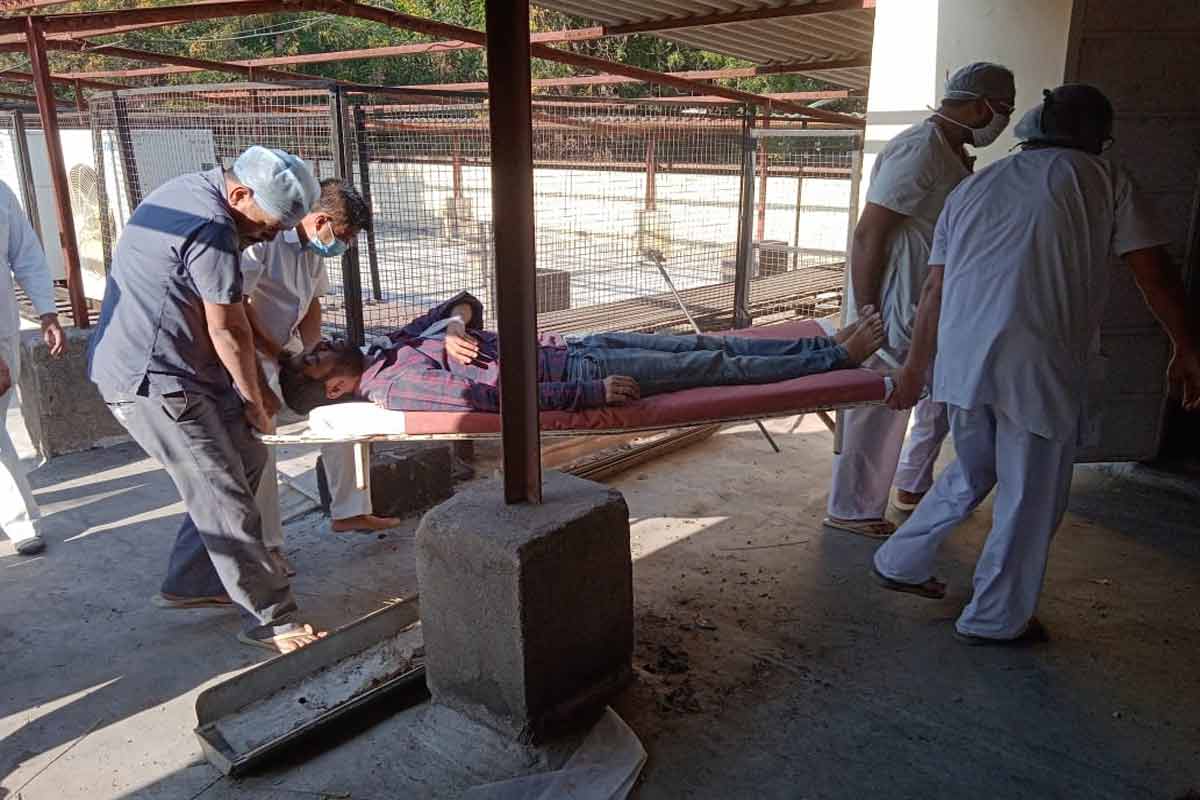 भुसावळ शहरातील विभागीय रेल्वे हॉस्पिटलमध्ये एसीचा भीषण स्फोट झाला. या दुर्घटनेत दोन कर्मचारी गंभीर जखमी झाले आहेत. (प्रतिनिधी- इम्तियाज अहमद, भुसावळ) भुसावळ शहरातील विभागीय रेल्वे हॉस्पिटलमध्ये एसीचा भीषण स्फोट झाला. या दुर्घटनेत दोन कर्मचारी गंभीर जखमी झाले आहेत. (प्रतिनिधी- इम्तियाज अहमद, भुसावळ)