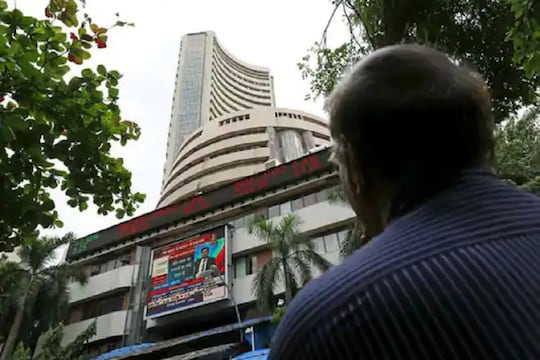 कोरोनामुळे शेअर बाजारात मोठी घसरण; टॉप 10 मधील 9 कंपन्यांना कोट्यावधींचा फटका