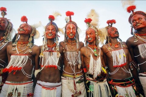 इथियोपिया (Ethiopia) या देशातील हमर जमातीत (Hamar tribe) आजही जगावेगळ्या प्रथा पाळल्या जातात.  या जमातीतल्या महिला अगदी रक्त येईपर्यंत मार खातात, चाबकाचे फटके खातात. काय आहे या अजब प्रथेमागचं कारण? 