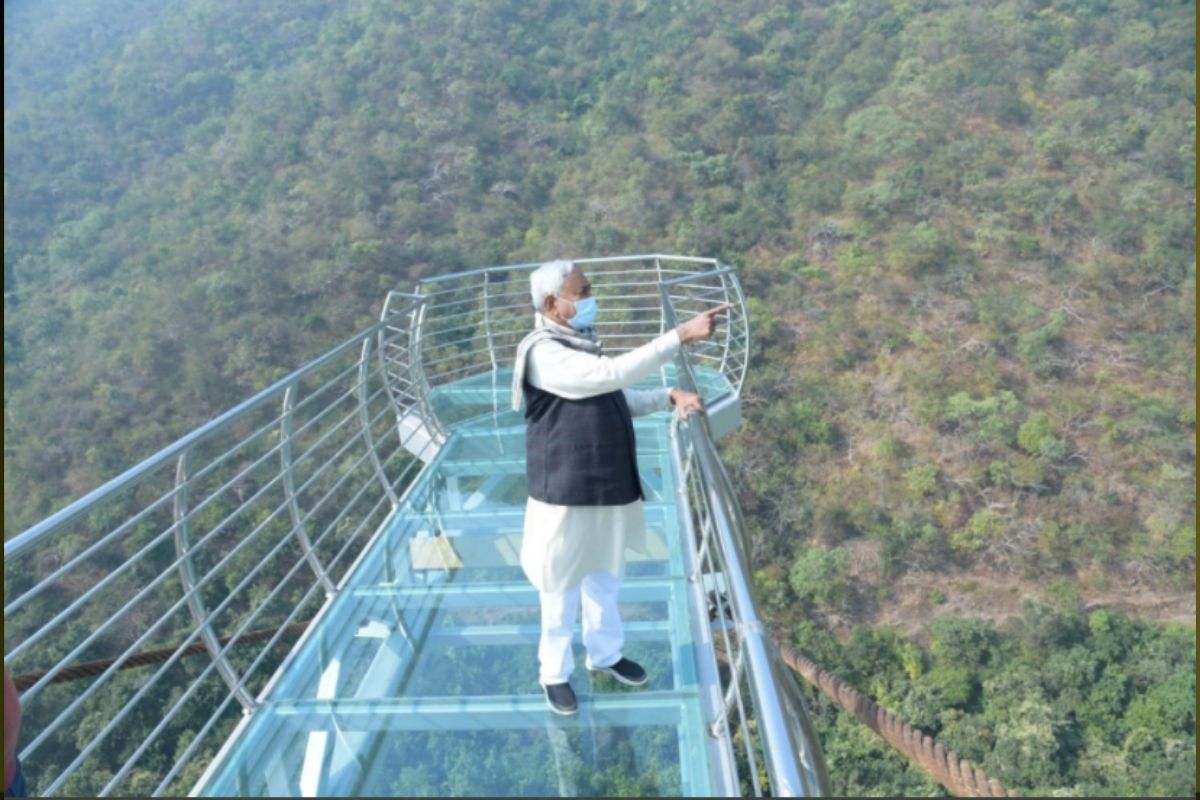 राजगीर क्षेत्रात पर्यटन आणखी वाढावं या उद्देशाने या ब्रिजची निर्मिती केली गेली आहे. चीनमधील हांगझोऊ राज्यातील 120 मीटर उंच काचेच्या पुलावरून प्रेरणा घेऊन या ग्लास स्काय वॉक ब्रिजची निर्मिती केली गेली आहे. राजगीर क्षेत्रात पर्यटन आणखी वाढावं या उद्देशाने या ब्रिजची निर्मिती केली गेली आहे. चीनमधील हांगझोऊ राज्यातील 120 मीटर उंच काचेच्या पुलावरून प्रेरणा घेऊन या ग्लास स्काय वॉक ब्रिजची निर्मिती केली गेली आहे.