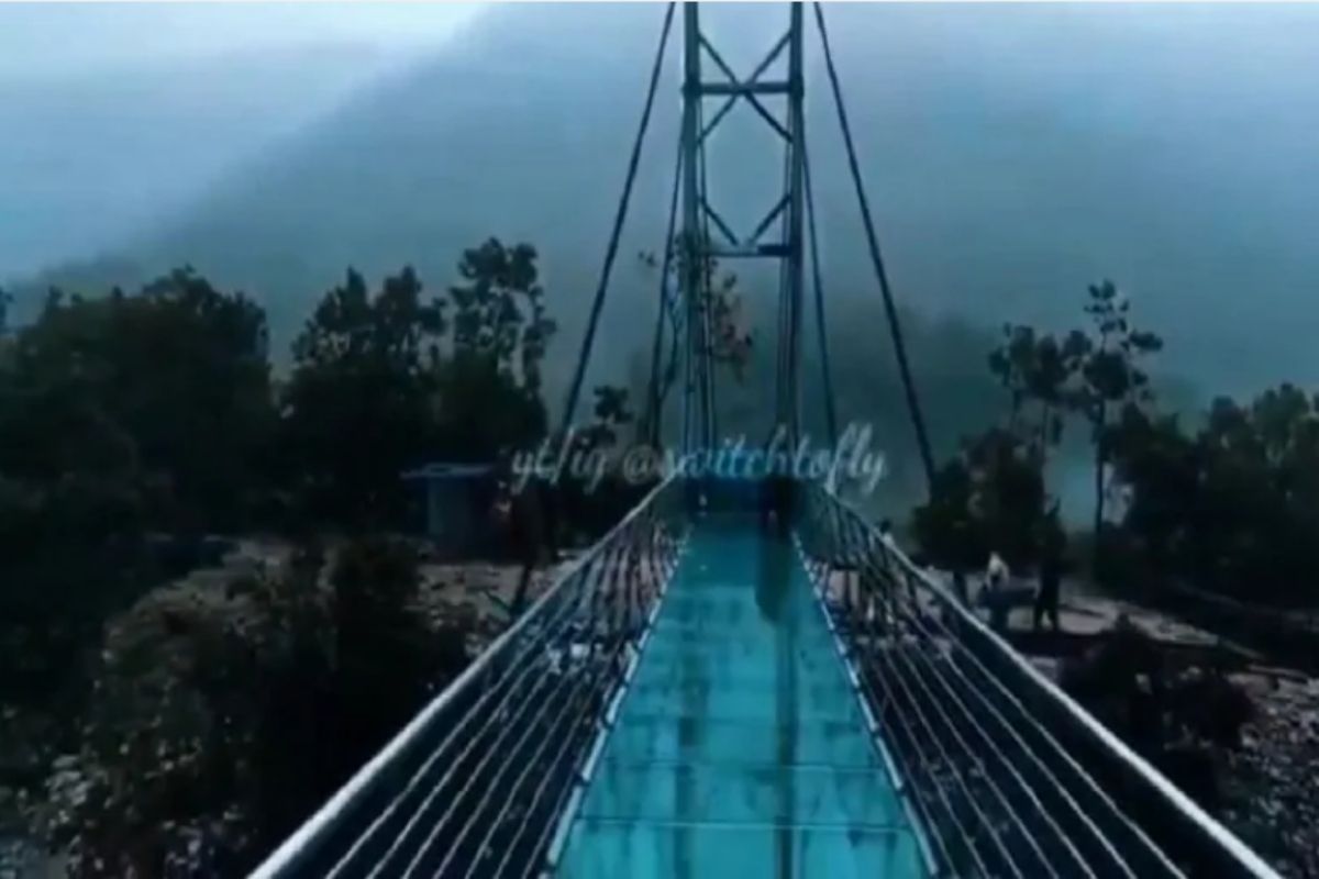 बिहारमधील हा ब्रिज पूर्वोत्तर भारतातील पहिला Glass Bridge असणार आहे. या देखण्या पुलाची पाहणी मुख्यमंत्री नितीश कुमारांनी शनिवारी केली. बिहारमधील हा ब्रिज पूर्वोत्तर भारतातील पहिला Glass Bridge असणार आहे. या देखण्या पुलाची पाहणी मुख्यमंत्री नितीश कुमारांनी शनिवारी केली.
