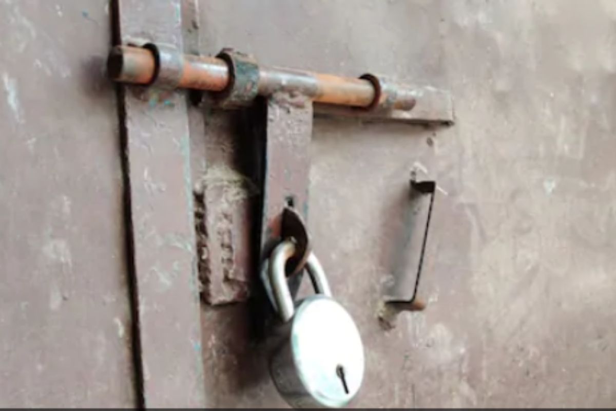 ती आश्रमाबाहेर रात्रभर थांबली होती तरी कुणाला पाझर फुटला नाही, घरदार सोडून आलेल्या महिलेची व्यथा