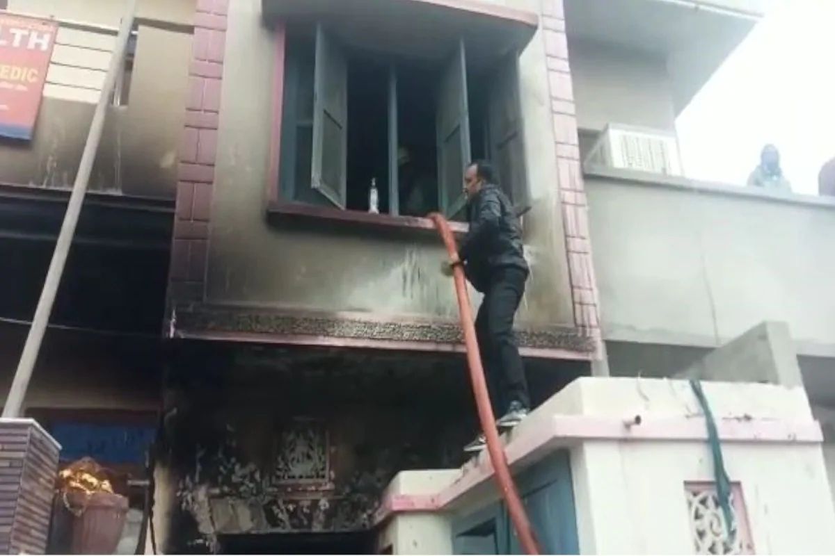 आज सकाळी 8 च्या सुमारास 60 वर्षीय अनिल कुमार यांच्या घराला भीषण आग लागली. यामध्ये अनिल कुमार (वय- 60) आणि त्यांची पत्नी सुनिता (वय-55) यांचा मृत्यू झाला आहे. त्यांच्या घरात ठेवलेला कचरा, वर्तमानपत्रे, पुठ्ठे आणि रद्दीला आग लागली. आगीची माहिती मिळताच अग्निशमन दलाने घटनास्थळी धाव घेऊन आग विझविण्याचा प्रयत्न केला. आज सकाळी 8 च्या सुमारास 60 वर्षीय अनिल कुमार यांच्या घराला भीषण आग लागली. यामध्ये अनिल कुमार (वय- 60) आणि त्यांची पत्नी सुनिता (वय-55) यांचा मृत्यू झाला आहे. त्यांच्या घरात ठेवलेला कचरा, वर्तमानपत्रे, पुठ्ठे आणि रद्दीला आग लागली. आगीची माहिती मिळताच अग्निशमन दलाने घटनास्थळी धाव घेऊन आग विझविण्याचा प्रयत्न केला.