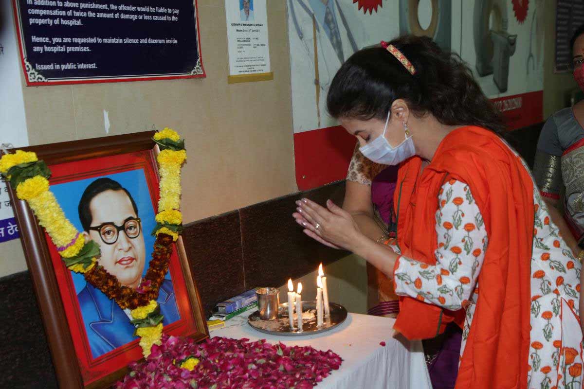 उर्मिलानं दिला मुख्यमंत्र्यांच्या आवाहनाला प्रतिसाद, पतीसोबत केलं रक्तदान