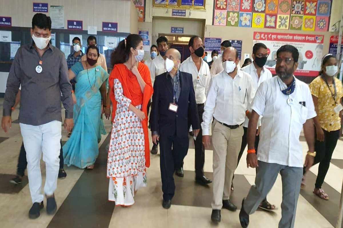 राज्यात कोरोनाच्या काळात रुग्णालयांमध्ये रक्ताची टंचाई जाणवत आहे. मुख्यमंत्री उद्धव ठाकरे यांनी राज्यातील जनतेला स्वयंस्फूर्तीनं पुढे येऊन रक्तदान करावं, असं आवाहन केलं आहे. राज्यात कोरोनाच्या काळात रुग्णालयांमध्ये रक्ताची टंचाई जाणवत आहे. मुख्यमंत्री उद्धव ठाकरे यांनी राज्यातील जनतेला स्वयंस्फूर्तीनं पुढे येऊन रक्तदान करावं, असं आवाहन केलं आहे.