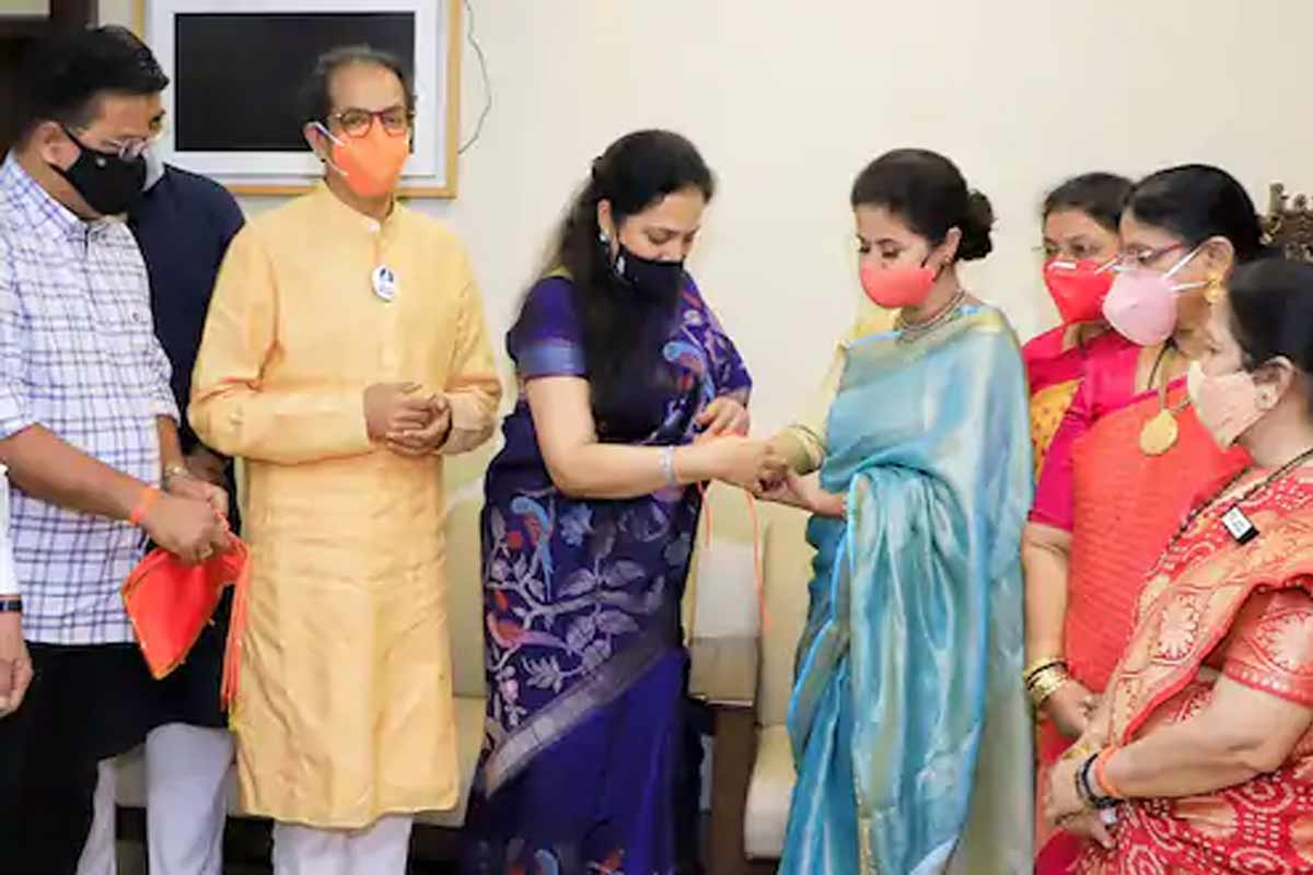 अभिनेत्री उर्मिला मातोंडकर हिनं गेल्या आठवड्यात शिवसेनेत अधिकृतरित्या प्रवेश केला. मुख्यमंत्री आणि शिवसेनेचे पक्षप्रमुख उद्धव ठाकरे यांच्या उपस्थितीत शिवबंधन बांधत उर्मिला यांनी सेनेत प्रवेश केला आहे.