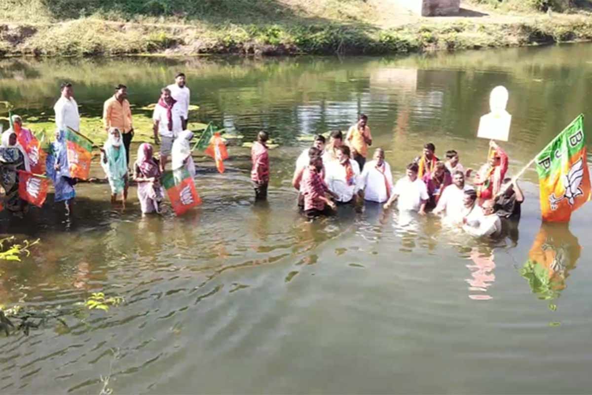 उद्धव ठाकरे सरकारनं 25 कोटींची योजना गुंढाळली, भाजपनं सुरू केलं जलसमाधी आंदोलन