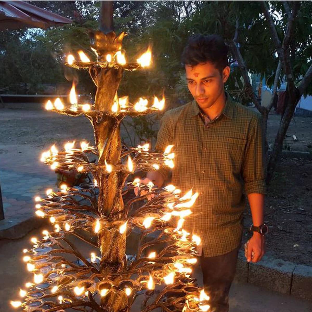 खेड्यात वाढलेले आणि सरकारी शाळेत शिकलेले अरुण म्हणाले की, मल्याळम माध्यमाच्या विद्यार्थ्याला जेव्हा इंग्रजी बोलण्याची वेळ येते, तेव्हा खऱ्या अर्थाने आत्मविश्वास खचतो. माझाही आत्मविश्वास सुरुवातीला कमी झाला होता. पण मी लवकरच त्यावर नियंत्रण मिळवलं. खेड्यात वाढलेले आणि सरकारी शाळेत शिकलेले अरुण म्हणाले की, मल्याळम माध्यमाच्या विद्यार्थ्याला जेव्हा इंग्रजी बोलण्याची वेळ येते, तेव्हा खऱ्या अर्थाने आत्मविश्वास खचतो. माझाही आत्मविश्वास सुरुवातीला कमी झाला होता. पण मी लवकरच त्यावर नियंत्रण मिळवलं.