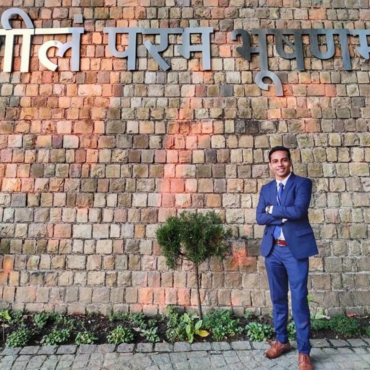 अरुण एस. नायर यांना त्यांच्या अभ्यासाच्या रणनीतीबद्दल विचारले असता, त्यांनी सांगितले की मेडीकल सायन्स हाच विषय पर्याय म्हणून निवडायचा हे त्यांनी मनोमन पक्क केलं होतं. मेडीकल सायन्स पर्याय निवडण्याचा त्यांचा ठाम हेतू होता. परंतु त्यांना त्यावेळी या विषयाचे कोचींग मिळू शकले नाही. मग त्यांनी स्वतःच अभ्यास करायचा निर्णय घेतला आणि मेडीकल सायन्स सारख्या अवघड विषयाची तयारी केली. अरुणने एका मुलाखतीत सांगितले की, मी या परीक्षेचा अभ्यास कसा करायचा ? असे विचारले तेथिल शिक्षकांनी सांगितले की सर्वप्रथम अभ्यासक्रम समजून घ्यायचा आणि मगच तयारीला सुरुवात करायची. मी कमीत कमी दोन वर्षे तयारी केली. यासाठी मी शिक्षकांची, एनसीईआरटीची पुस्तके, वर्तमानपत्रे इत्यादींची मदत घेतली. या काळात बरेच चढ-उतार आले. पण मी माझे ध्येय सोडले नाही. अरुणने सांगितले की, मी कसलेही वेळापत्रक तयार केले नव्हते, किंवा विशिष्ठ वेळेत ठरवून परीक्षेची तयारी नव्हती केली. कारण माझा हार्डवर्कपेक्षा माझा स्मार्टवर्कमध्ये जास्त विश्वास आहे, असंही अरुणने सांगितले. मी कधीकधी 14 तासदेखील अभ्यास केला, तर कधीकधी दोन किंवा तीन तासही केला. अरुण एस. नायर यांना त्यांच्या अभ्यासाच्या रणनीतीबद्दल विचारले असता, त्यांनी सांगितले की मेडीकल सायन्स हाच विषय पर्याय म्हणून निवडायचा हे त्यांनी मनोमन पक्क केलं होतं. मेडीकल सायन्स पर्याय निवडण्याचा त्यांचा ठाम हेतू होता. परंतु त्यांना त्यावेळी या विषयाचे कोचींग मिळू शकले नाही. मग त्यांनी स्वतःच अभ्यास करायचा निर्णय घेतला आणि मेडीकल सायन्स सारख्या अवघड विषयाची तयारी केली. अरुणने एका मुलाखतीत सांगितले की, मी या परीक्षेचा अभ्यास कसा करायचा ? असे विचारले तेथिल शिक्षकांनी सांगितले की सर्वप्रथम अभ्यासक्रम समजून घ्यायचा आणि मगच तयारीला सुरुवात करायची. मी कमीत कमी दोन वर्षे तयारी केली. यासाठी मी शिक्षकांची, एनसीईआरटीची पुस्तके, वर्तमानपत्रे इत्यादींची मदत घेतली. या काळात बरेच चढ-उतार आले. पण मी माझे ध्येय सोडले नाही. अरुणने सांगितले की, मी कसलेही वेळापत्रक तयार केले नव्हते, किंवा विशिष्ठ वेळेत ठरवून परीक्षेची तयारी नव्हती केली. कारण माझा हार्डवर्कपेक्षा माझा स्मार्टवर्कमध्ये जास्त विश्वास आहे, असंही अरुणने सांगितले. मी कधीकधी 14 तासदेखील अभ्यास केला, तर कधीकधी दोन किंवा तीन तासही केला.