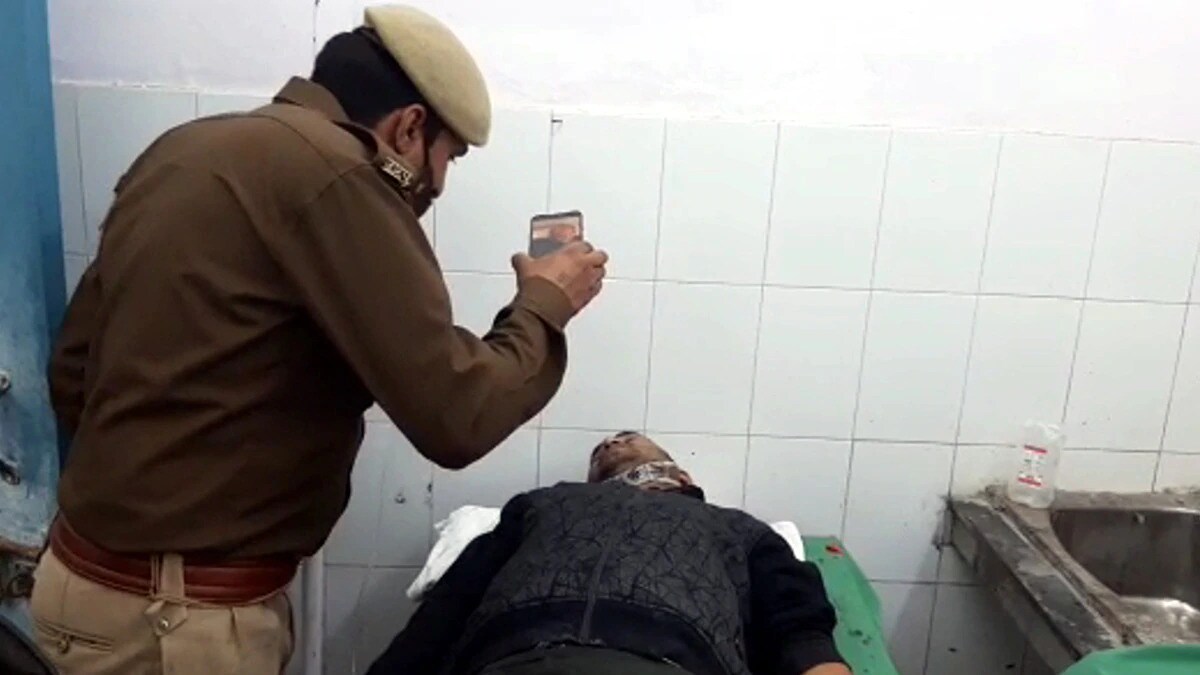 ही घटना ईदगाम मोहल्ल्यातील असून येथे समीर नावाच्या तरुणाचा त्याचा मित्र परवेजसोबत एक लाख रुपयांवरुन वाद सुरू होता. ही घटना ईदगाम मोहल्ल्यातील असून येथे समीर नावाच्या तरुणाचा त्याचा मित्र परवेजसोबत एक लाख रुपयांवरुन वाद सुरू होता.