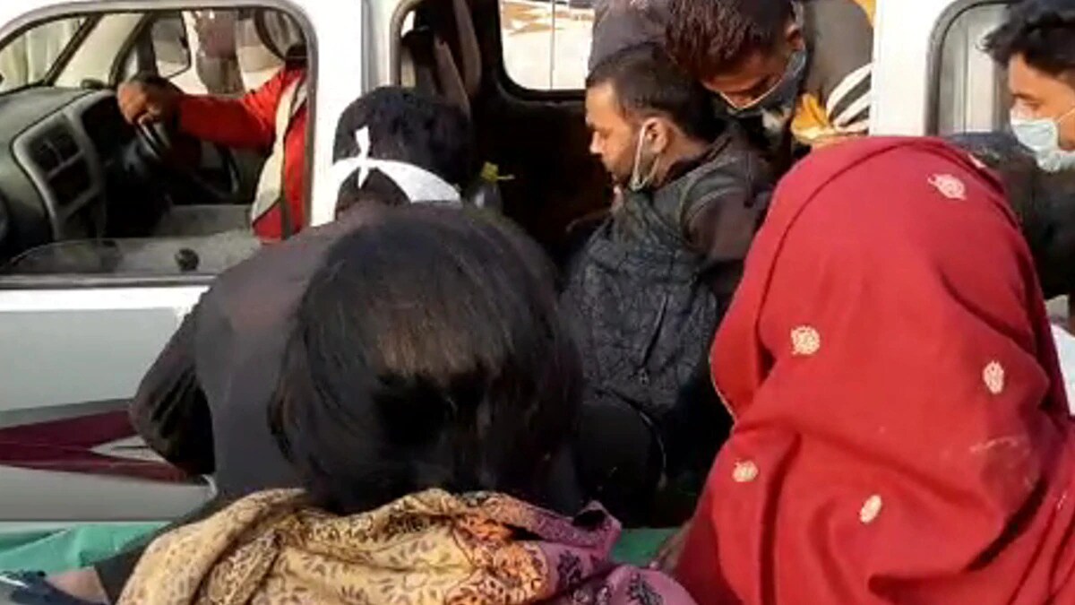समीरचा आरोप आहे की, त्याचा मित्र परवेजचं नाव घेऊन त्याच्याजवळ दोन तरुण आले होते. आणि पैशांसाठी दबाव आणत होते. त्यानंतर, दोन तरुणांनी त्याला जबरदस्तीने आपल्यासोबत जंगलात नेलं आणि त्याचं गुप्तांग कापलं. शेवटी जखमी अवस्थेतच त्याला जंगलात सोडलं. समीरचा आरोप आहे की, त्याचा मित्र परवेजचं नाव घेऊन त्याच्याजवळ दोन तरुण आले होते. आणि पैशांसाठी दबाव आणत होते. त्यानंतर, दोन तरुणांनी त्याला जबरदस्तीने आपल्यासोबत जंगलात नेलं आणि त्याचं गुप्तांग कापलं. शेवटी जखमी अवस्थेतच त्याला जंगलात सोडलं.