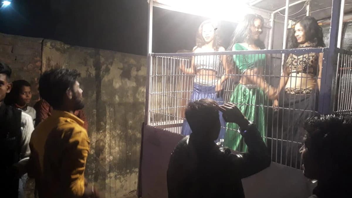 आजमगढ जिल्ह्यातील सिधारी ठाणे हद्दीत एका कार्यक्रमादरम्यान पिंजऱ्यात कैद बारबालांचा अश्लील डान्स सुरू होता. आतापर्यंत असे दृश्य चित्रपट वा क्लबमध्ये पाहिलं जातं होतं. आजमगढ जिल्ह्यातील सिधारी ठाणे हद्दीत एका कार्यक्रमादरम्यान पिंजऱ्यात कैद बारबालांचा अश्लील डान्स सुरू होता. आतापर्यंत असे दृश्य चित्रपट वा क्लबमध्ये पाहिलं जातं होतं.