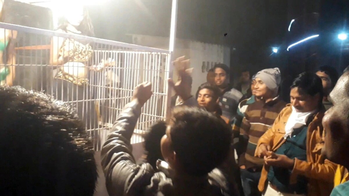 रात्री उशिरापर्यंत मोठ्या आवाजात डीजेच्या तालात बारबालांचा डान्स सुरू होता. इतकच नाही तर एकीकडे बारबाला डान्स करीत होत्या तर दुसरीकडे लोक नोटा उडवून डान्स आणि इशारे करीत होते. रात्री उशिरापर्यंत मोठ्या आवाजात डीजेच्या तालात बारबालांचा डान्स सुरू होता. इतकच नाही तर एकीकडे बारबाला डान्स करीत होत्या तर दुसरीकडे लोक नोटा उडवून डान्स आणि इशारे करीत होते.