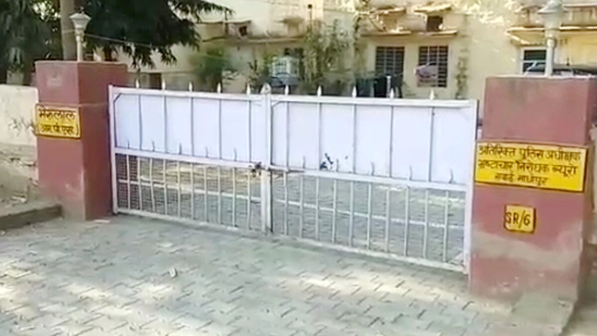 एसीबीकडून मिळालेल्या माहितीनुसार सवाई माधोपूर एसीबीचे अतिरिक्त एसपी भेरुलाल हे सवाई माधोपूरचे डीटीओ महेश चंद यांच्याकडून महिन्याला 80000 रुपयांची लाच घेत होते. त्यामुळे वैतागून त्यांनी एसीबीच्या मुख्यालयात तक्रार केली. एसीबीकडून मिळालेल्या माहितीनुसार सवाई माधोपूर एसीबीचे अतिरिक्त एसपी भेरुलाल हे सवाई माधोपूरचे डीटीओ महेश चंद यांच्याकडून महिन्याला 80000 रुपयांची लाच घेत होते. त्यामुळे वैतागून त्यांनी एसीबीच्या मुख्यालयात तक्रार केली.
