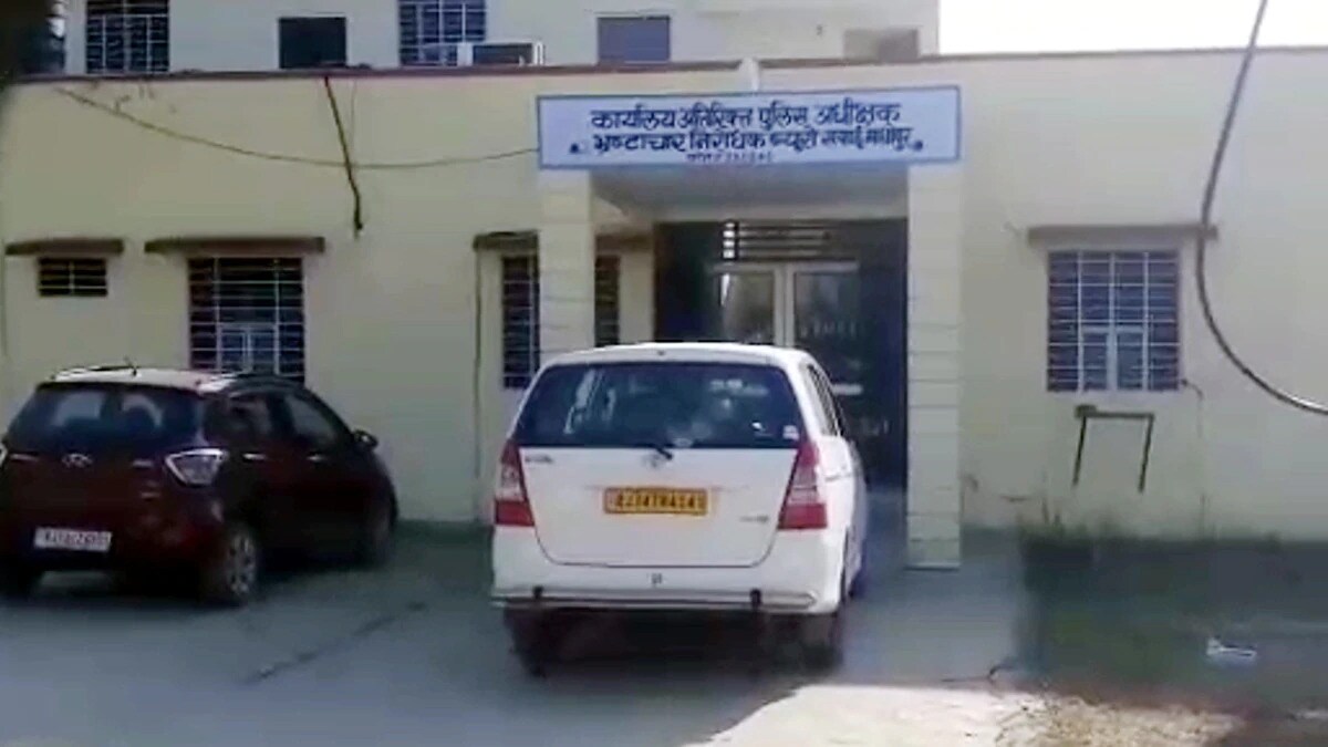 डीटीओच्या तक्रारीवरुन कारवाई करत जयपूर एसीबीच्या पथकाने अतिरिक्त एसपी भेरूलाल यांच्या बंगल्यावर छापा टाकण्यात आला. या छापाच्या अवघ्या एक तासापूर्वी एएसपी व्यासपीठावरुन लोकांना भ्रष्टाचार न करण्याचा सल्ला देत होते. ते सांगत होते की, जर कोणी लाच मागितली तर 1064 ला कॉल करा आणि भ्रष्टाचार संपविण्यासाठी सहकार्य करा. डीटीओच्या तक्रारीवरुन कारवाई करत जयपूर एसीबीच्या पथकाने अतिरिक्त एसपी भेरूलाल यांच्या बंगल्यावर छापा टाकण्यात आला. या छापाच्या अवघ्या एक तासापूर्वी एएसपी व्यासपीठावरुन लोकांना भ्रष्टाचार न करण्याचा सल्ला देत होते. ते सांगत होते की, जर कोणी लाच मागितली तर 1064 ला कॉल करा आणि भ्रष्टाचार संपविण्यासाठी सहकार्य करा.