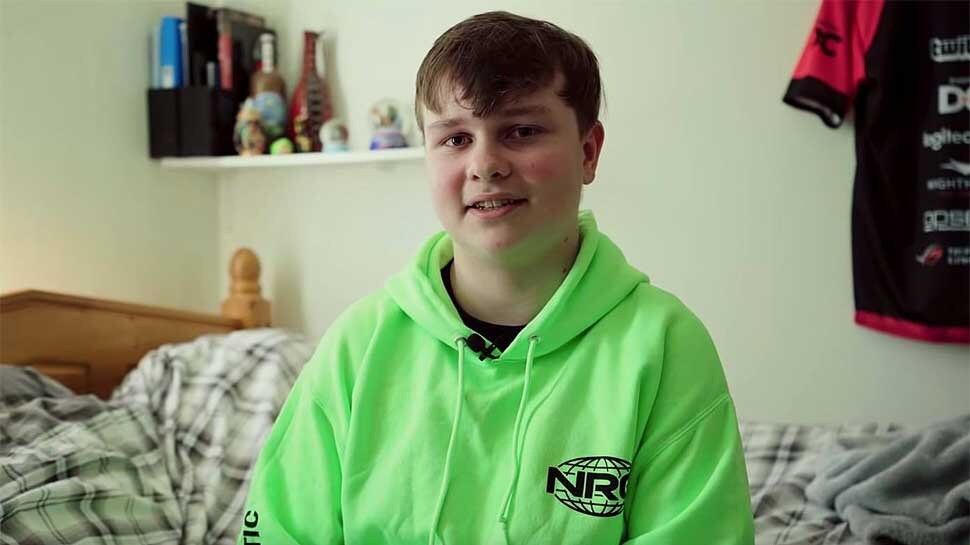 16 वर्षीय बेंजी फोर्टनाइट वर्ल्ड कपमध्ये (The Fortnite World Cup) बेंजी फिशी प्लेयर नावाने खेळ खेळतो. बेंजी म्हणतो की, सुरुवातीला वर्ल्डकपमध्ये काय होते हेही त्यांना माहित नव्हतं. 16 वर्षीय बेंजी फोर्टनाइट वर्ल्ड कपमध्ये (The Fortnite World Cup) बेंजी फिशी प्लेयर नावाने खेळ खेळतो. बेंजी म्हणतो की, सुरुवातीला वर्ल्डकपमध्ये काय होते हेही त्यांना माहित नव्हतं.